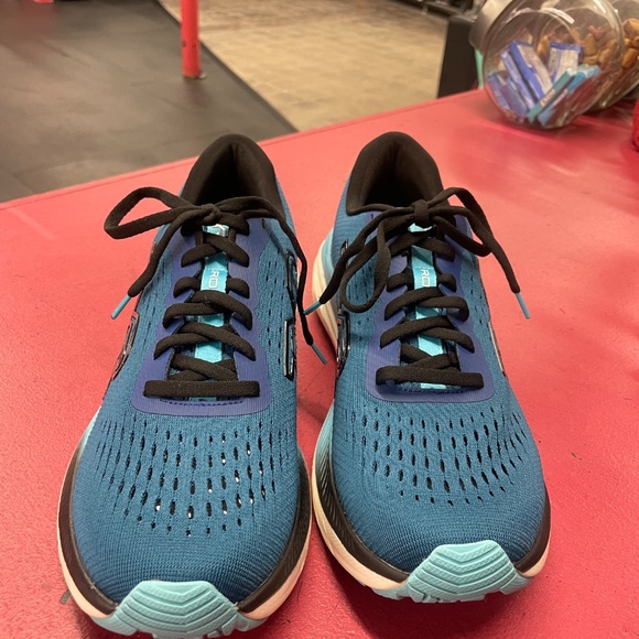 Tyr Men's  Runners size 10.5 - new never worn - Picture 2 of 2